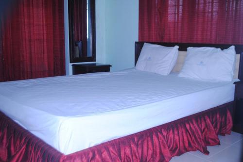 Llit o llits en una habitació de Shopno Bilash Holiday Suites
