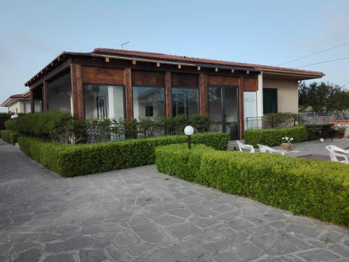 a house with bushes in front of it at Villa Rosa in Modica