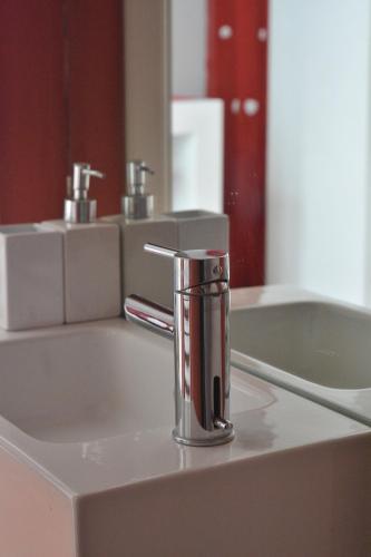 La salle de bains est pourvue d'un lavabo avec un robinet en argent. dans l'établissement Podere Delle Fanciulle, à Pistoia