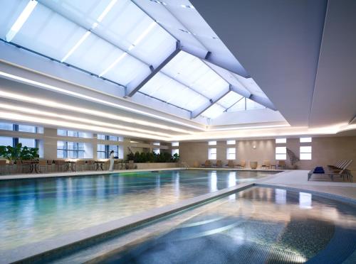 蘇州的住宿－蘇州香格里拉大酒店，一座带大型天花板的建筑中的游泳池