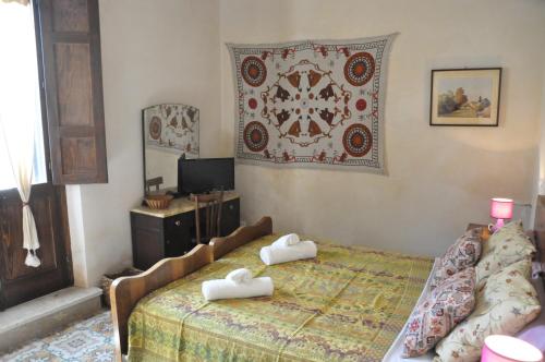 um quarto com uma cama com toalhas em Case Bruno Residenze Tipiche em Erice
