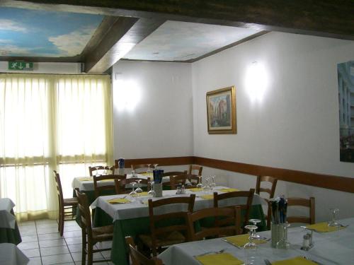 Un restaurante o sitio para comer en Hotel La Rosta
