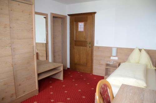 En eller flere senger på et rom på Gasthof-Pension Urzn
