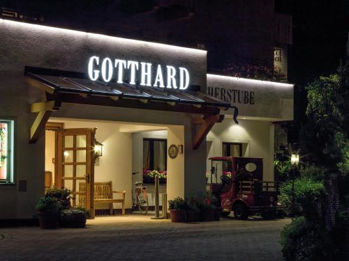 Restauracja z napisem "Idź na zewnątrz" w obiekcie Hotel Gotthard w Lech am Arlberg