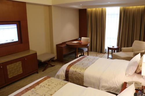 Postel nebo postele na pokoji v ubytování Rongjiang Hotel