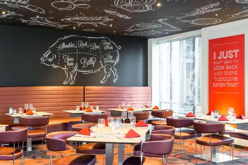 
A restaurant or other place to eat at Novotel Brussels City Centre
