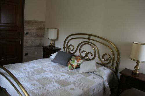 - une chambre avec un lit avec des oreillers et 2 lampes dans l'établissement La finestra sul Lago, à Tignale