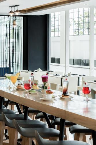 a dining room with a table with food on it at INNSiDE by Meliá Yogyakarta in Yogyakarta