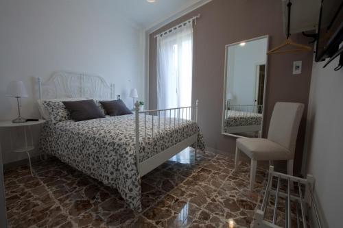 モーディカにあるCasa Madonna delle Grazieのベッドルーム1室(ベッド1台、鏡、椅子付)