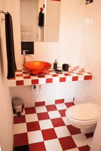 a bathroom with a sink and a toilet at Otium B&B in Cavallirio