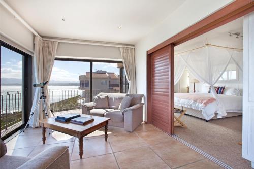 Foto dalla galleria di Whale Huys Luxury Oceanfront Eco Villa a Gansbaai