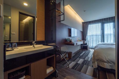 Postel nebo postele na pokoji v ubytování Watermark Hotel Kaohsiung Main Station