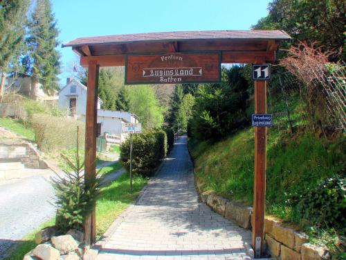 a sign for a garden with a street sign at Pension "Lug ins Land" in Kurort Rathen