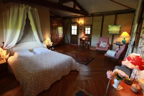 Castelnau-de-MontmiralにあるChâteau de Mayraguesのベッドルーム1室(ベッド1台付)、リビングルームが備わります。