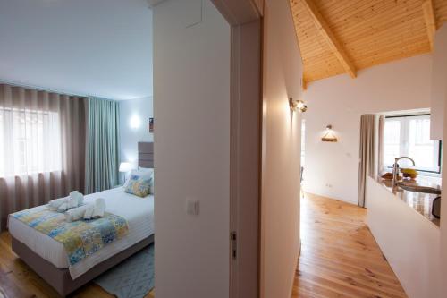 um quarto com uma cama num quarto em FishermenApartments - Santos 4D em Lisboa