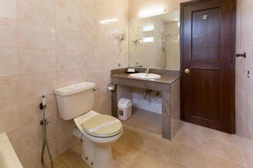 a bathroom with a toilet and a sink at Devon Hotel in Kandy