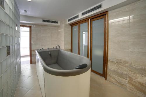 łazienka z dużą wanną w pokoju w obiekcie Parkhotel Forest w Mariańskich Łaźniach