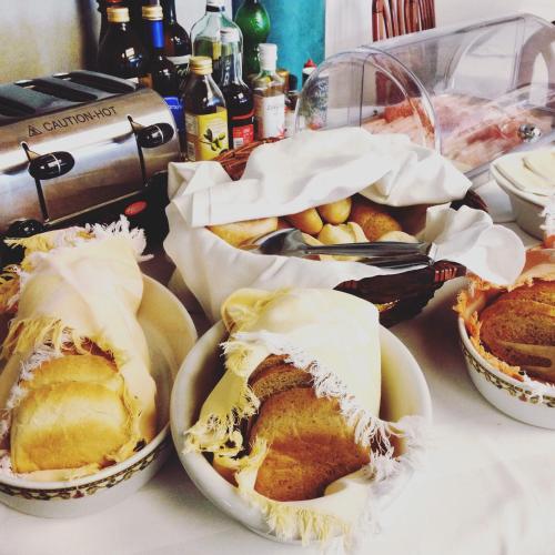 einen Tisch mit Körben mit Gebäck und Kuchen in der Unterkunft Hotel Gabbiano in Riccione