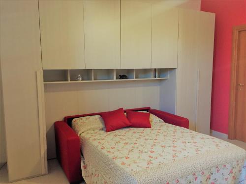 ノートにあるCasa del Torchioのベッドルーム1室(ベッド1台、白いキャビネット付)