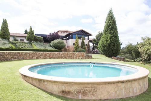una gran piscina en el patio de una casa en Avianto, en Muldersdrift
