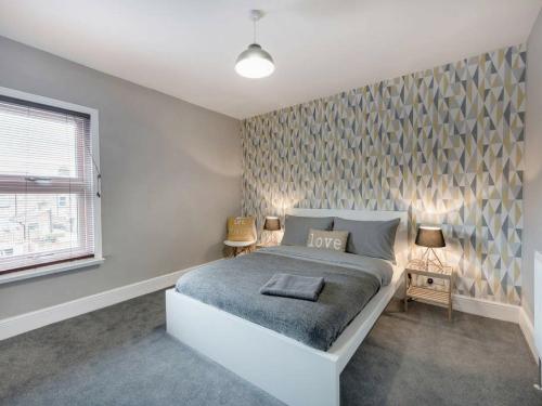 Ένα ή περισσότερα κρεβάτια σε δωμάτιο στο Cambridge House - Modern 2 Bedroom House, Close to Luton Airport & Town Centre