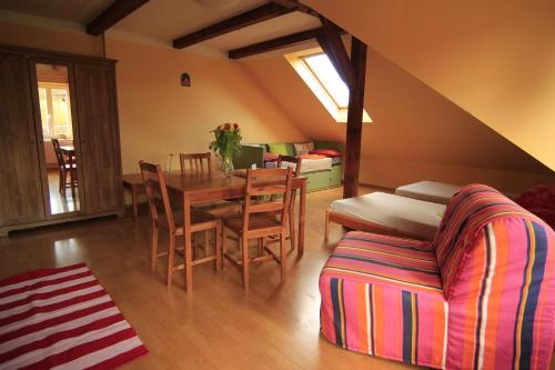 ein Wohnzimmer mit einem Tisch und einem Sofa in der Unterkunft Stara Mlekarna in Kytlice
