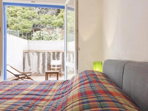 WeLive Marettimo - luxury loft في ماريتيمو: غرفة نوم بسرير ومنظر على فناء