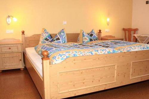 ボーデンマイスにあるFW Bodenmaiser Blickのベッドルーム1室(木製ベッド1台、青い枕付)