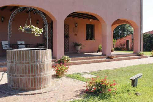 un edificio con un pilar delante de un patio en Agriturismo Podere Cirene, en Rispescia