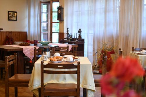 Hotel Hercules tesisinde bir restoran veya yemek mekanı