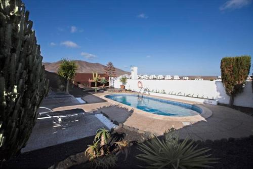 una piscina en medio de un patio en Villa Benita, en Playa Blanca