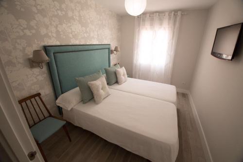 コルドバにあるApartamento El Balcon de la Murallaのベッドルーム(大きな白いベッド1台、窓付)