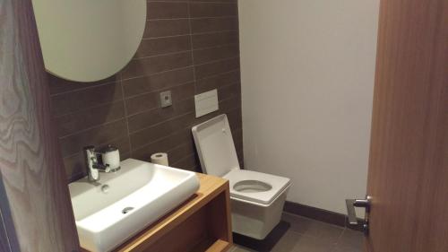 カサブランカにあるAnfa Placeの洗面台とトイレ付きのバスルーム