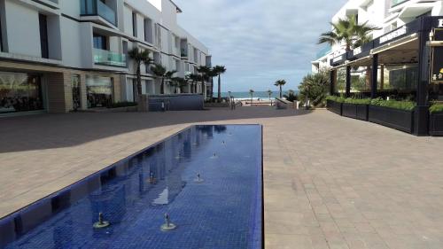 een zwembad met eenden midden in een gebouw bij Anfa Place in Casablanca