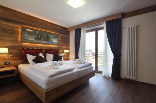 Postel nebo postele na pokoji v ubytování DOLOMITES B&B - Suites, Apartments and SPA
