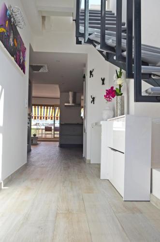 - un salon avec des armoires blanches et un escalier dans l'établissement Royal Lux NICE -Last floor, see view, à Nice