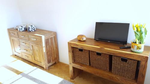 Una televisión o centro de entretenimiento en Apartmány u náměstí