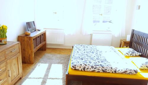 Una cama o camas en una habitación de Apartmány u náměstí