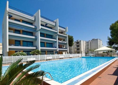 uma piscina em frente a um edifício em Hotel Club La Villa em Martinsicuro