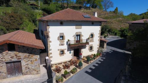 an aerial view of a house with a balcony at Batzarki in Avellaneda