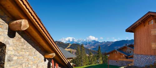 - une vue sur les montagnes depuis une ville avec des bâtiments dans l'établissement CGH Résidences & Spas Le Hameau Du Beaufortain, aux Saisies