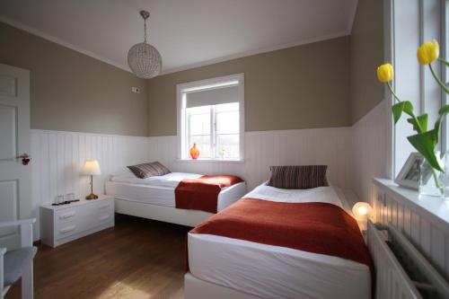 En eller flere senge i et værelse på Ásar Guesthouse