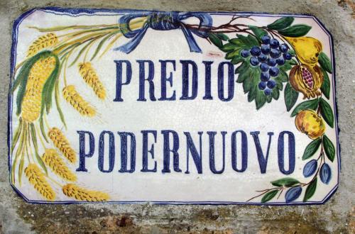 a sign for a pueblo poducopia with grapes and fruit at Agriturismo Podernuovo in Acquapendente