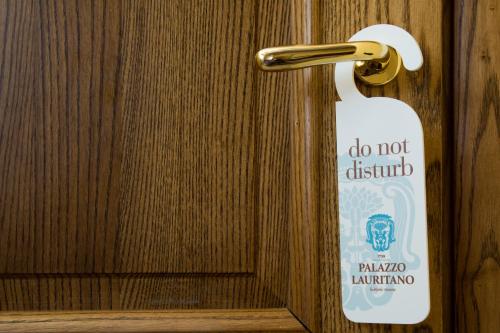 a do not disturb sign hanging on a door at Palazzo Lauritano in Agerola