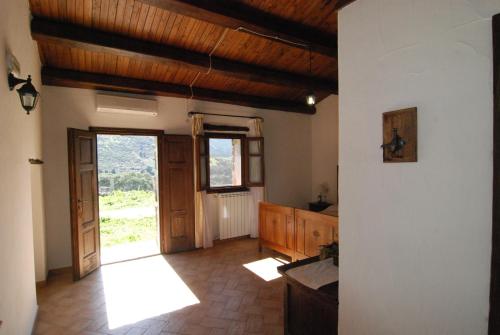 Cette grande chambre dispose d'une cuisine avec une grande fenêtre. dans l'établissement Stazzu Coiga, à Aggius