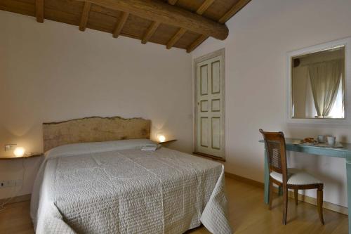 A bed or beds in a room at Casa Pescaglia