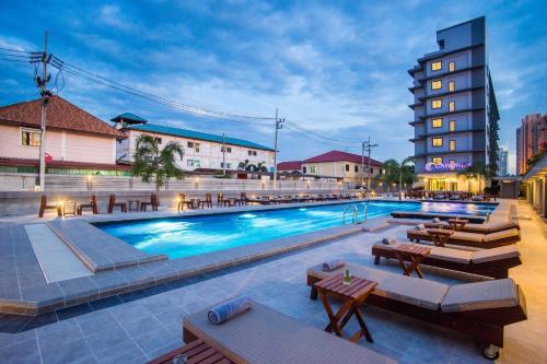 Bazén v ubytování Carunda Hotel Pattaya nebo v jeho okolí