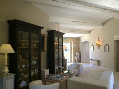 Ένα ή περισσότερα κρεβάτια σε δωμάτιο στο Hostellerie Le Roy Soleil