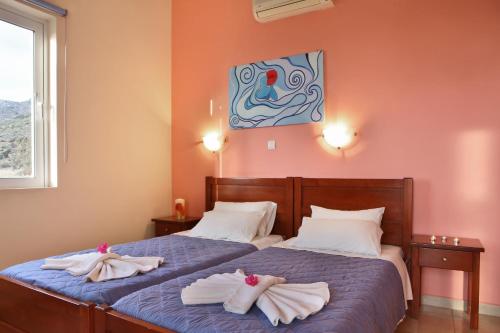 una camera da letto con due asciugamani su un letto di Nikos Apartments a Falasarna