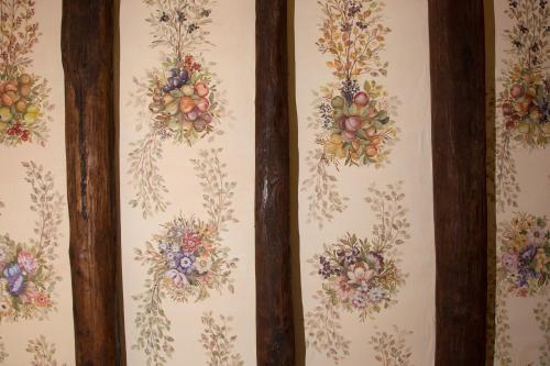 a wall with a wallpaper with fruits and flowers on it at Palazzo Lauritano in Agerola